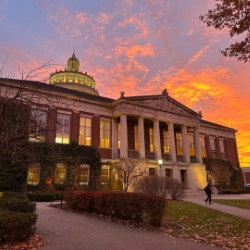 的 University of Rochester Rush Rhees Library bell tower at sunrise. 