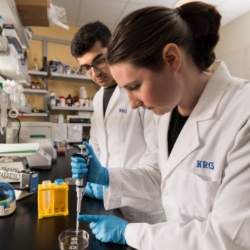 Two 澳门威尼斯人网上赌场 students working on an experiment in a lab.